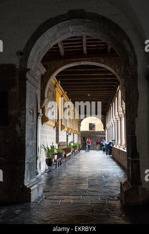 Pérou, Cusco. Couloir du monastère de Santo Domingo, construit sur et autour du temple du soleil inca, Temple du Soleil. Banque D'Images