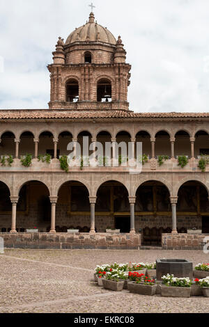 Pérou, Cusco. Clocher de Santro Domingo Monastère, reconstruite après 1915 Tremblement de terre. Le style baroque des Andes. Banque D'Images