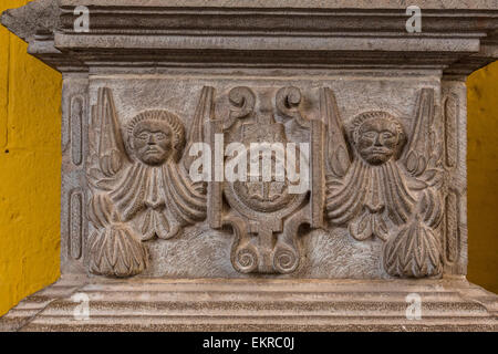 Pérou, Cusco. La sculpture sur pierre à l'intérieur du monastère de Santo Domingo, construit sur et autour du temple du soleil inca, Temple du Soleil. Banque D'Images