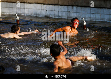 Le Caire. 13 avr, 2015. Les garçons égyptiens s'amuser dans une fontaine publique au Caire, le 13 avril 2015. L'Égypte marque Sham El Nessim, ou "la Breeze", melling un festival traditionnel datant du temps des Pharaons que signifie l'arrivée du printemps. Credit : Cui Xinyu/Xinhua/Alamy Live News Banque D'Images