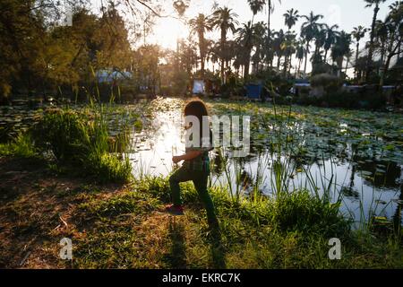 Le Caire. 13 avr, 2015. Une jeune fille égyptienne s'amuse dans un parc public au Caire, le 13 avril 2015. L'Égypte marque Sham El Nessim, ou "la Breeze", melling un festival traditionnel datant du temps des Pharaons que signifie l'arrivée du printemps. Credit : Cui Xinyu/Xinhua/Alamy Live News Banque D'Images