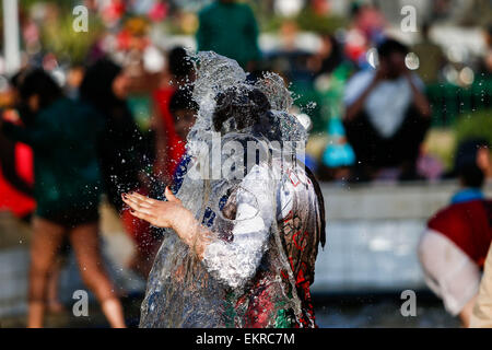 Le Caire. 13 avr, 2015. n'a fille égyptienne in une fontaine publique au Caire, le 13 avril 2015. L'Égypte marque Sham El Nessim, ou "la Breeze", melling un festival traditionnel datant du temps des Pharaons que signifie l'arrivée du printemps. Credit : Cui Xinyu/Xinhua/Alamy Live News Banque D'Images