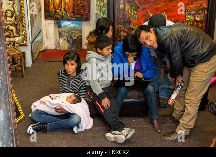 Pérou, Cusco. L'intérieur d'une petite famille de vente Galerie d'Art Oeuvres d'artistes locaux. Banque D'Images