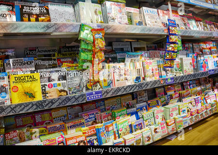 Les ventes des magazines sur l'affichage à l'aéroport de Birmingham UK WH Smith Banque D'Images