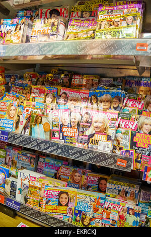 Les ventes des magazines sur l'affichage à l'aéroport de Birmingham UK WH Smith Banque D'Images