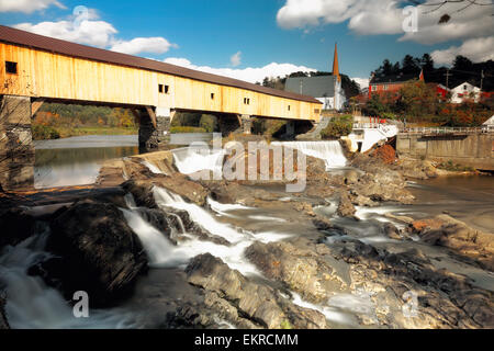Pont couvert sur la rivière Ammonoosuc, baignoire, New Hampshire Banque D'Images