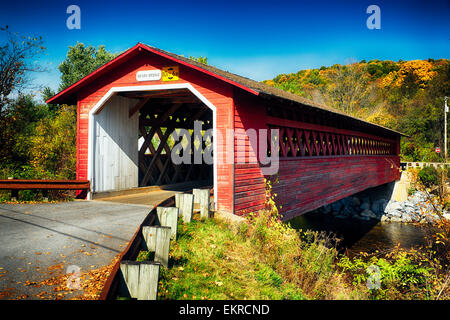 Low Angle Vue frontale de l'Henry Burt Pont couvert sur la rivière Waloomsac, Bennington, Vermont Banque D'Images