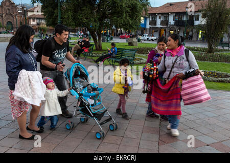 Pérou, Cusco. Fournisseurs offrant de souvenirs de famille visiter la Plaza de Armas. Banque D'Images