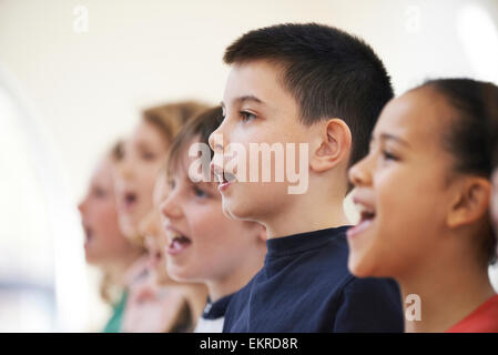 Groupe d'enfants chantant en choeur ensemble Banque D'Images