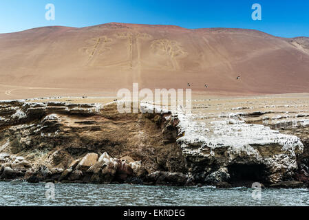 Vue sur le candélabre sur une colline à Paracas, Pérou Banque D'Images