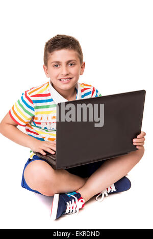 Cute blonde boy en utilisant un ordinateur personnel Banque D'Images