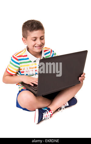 Cute blonde boy en utilisant un ordinateur personnel Banque D'Images