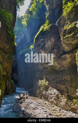 La montagne est une rivière torrentielle qui jaillit à travers les gorges de Partnach. Banque D'Images