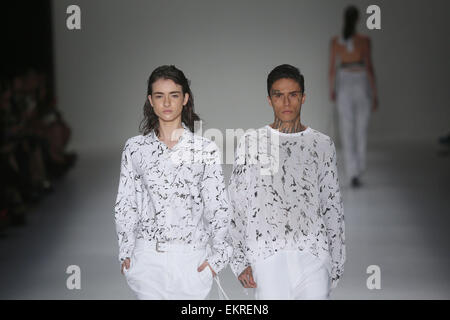 Sao Paulo, Brésil. 13 avr, 2015. Présenter des modèles de créations de l'été Collection de Raquel Uma' Davidowicz, pendant la Fashion Week de Sao Paulo, à Sao Paulo, Brésil, le 13 avril 2015. Credit : Rahel Patrasso/Xinhua/Alamy Live News Banque D'Images