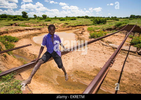 Ligne de chemin de fer détruit par les inondations au Malawi. Banque D'Images