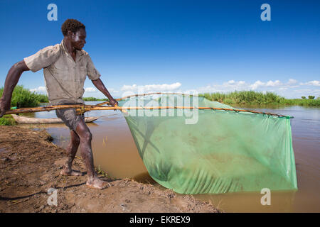 Un pêcheur prises de petits poissons dans la rivière Shire à Nsanje, Malawi. Banque D'Images