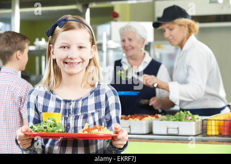 Élève de sexe féminin avec dîner santé en cantine scolaire Banque D'Images