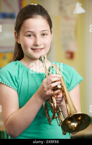 Fille d'apprendre à jouer de la musique à l'école Leçon de trompette Banque D'Images