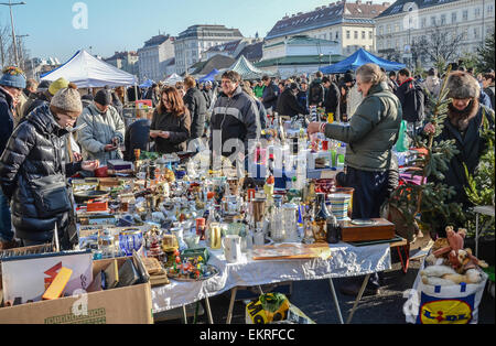 Naschmarkt vienne Linke Wienzeile brocante marché antique avec beaucoup de personnes shopping Banque D'Images