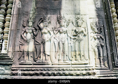 La danse Apsaras sculptées sur les murs intérieurs du temple d'Angkor Wat. Banque D'Images