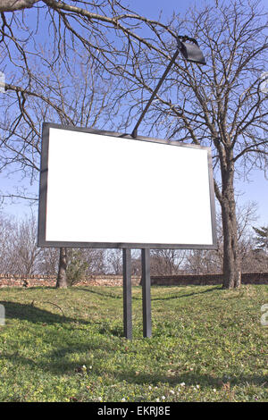 Blank billboard dans un parc avec ciel bleu Banque D'Images