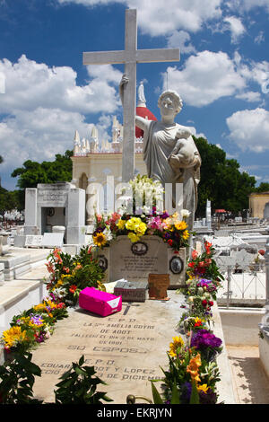 'La Milagrosa' La tombe d'Amelia Goyri de Adot dans le Cementerio de Cristobal Colon dans le Vedado, La Havane Cuba, Banque D'Images