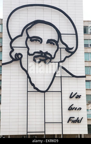 Camilo Cienfuegos,Fidel Castro a droit et confiant à la révolution, est décrite dans le fer sur la façade avant Banque D'Images