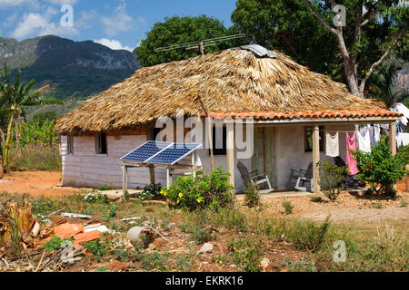 Une maison avec des panneaux solaires sur les terres agricoles dans la région de Vinales, Cuba avec les cultures et les plantations de tabac Banque D'Images