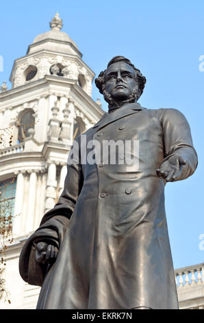 Londres, Angleterre, Royaume-Uni. Statue (1876 : Thomas Woolner) de Henry John Temple, 3e vicomte Palmerston (1784-1865) Premier ministre : Banque D'Images