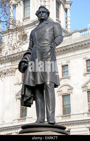 Londres, Angleterre, Royaume-Uni. Statue (1876 : Thomas Woolner) de Henry John Temple, 3e vicomte Palmerston (1784-1865) Premier ministre : Banque D'Images