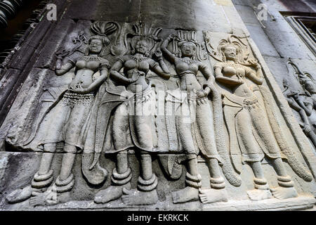 La danse Apsaras sculptées sur les murs intérieurs du temple d'Angkor Wat. Banque D'Images