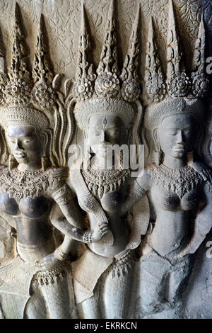 La danse Apsaras sculptées sur les murs intérieurs du temple d'Angkor Wat. Banque D'Images