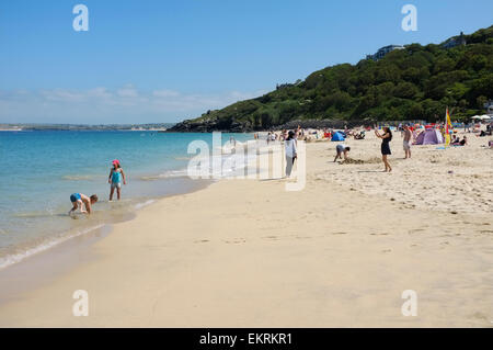Les enfants s'amusant sur la plage de Porthminster à St Ives en Cornouailles