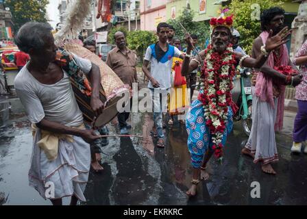 Kolkata. 14 avr, 2015. Les dévots hindous indiens effectuer pendant le rituel Shiva Bédeille Festival à New Delhi, capitale de l'Est de l'état indien du Bengale occidental, avril, 13, 2015. Fidèles dévots hindous offert divers rites et sacrifices symboliques dans l'espoir de la faveur de dieu Shiva et marque l'arrivée de la nouvelle année de calendrier Bengali. Credit : Tumpa Mondal/Xinhua/Alamy Live News Banque D'Images