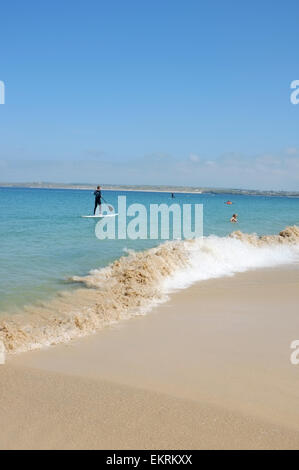 Man on Paddle board à proximité de la plage de Porthminster à St Ives, Cornwall Banque D'Images