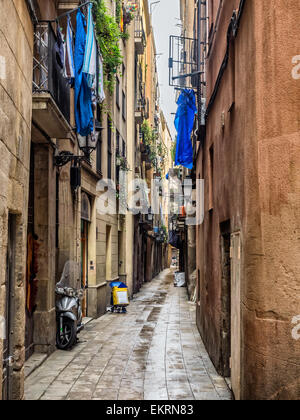 Petite rue du quartier gothique de Barcelone, Espagne Banque D'Images