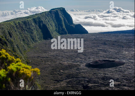 Cratère parasitaire, volcan Piton de la Fournaise, île de la réunion dans l'Océan Indien. Banque D'Images