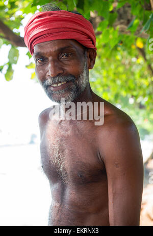 Portrait d'un pêcheur travaillant sur les backwaters de Kumarakom, Kerala Inde Banque D'Images