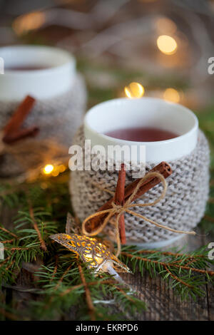 Vin chaud dans la tasse avec mug réchauffement Banque D'Images