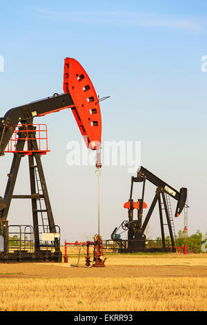 Pompe de puits de pétrole situées à champ de pétrole de Bakken, près d'Estevan, Saskatchewan, Canada Banque D'Images