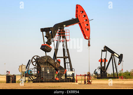 Pompe de puits de pétrole situées à champ de pétrole de Bakken, près d'Estevan, Saskatchewan, Canada Banque D'Images