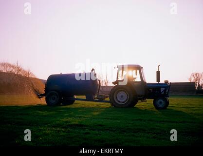 L'épandage de fumier à la ferme, l'Irlande Banque D'Images