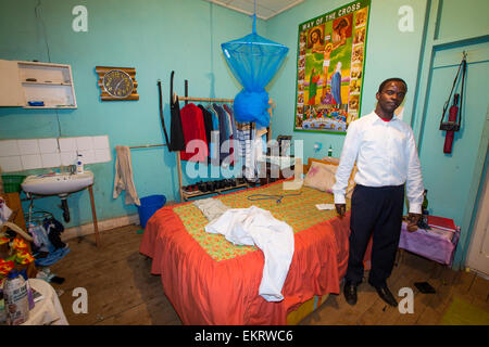 Un prêtre dans sa chambre à l'école séminaire Nankhunda, qui fournit une éducation catholique pour les garçons de la communauté locale, sur Banque D'Images