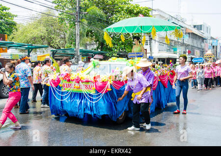 Lopburi, Thaïlande. 13 avr, 2015. Songkran Festival est célébré en Thaïlande comme le Nouvel An traditionnel au district de Banmi le 13 avril 2015 à Lopburi, Thaïlande/Somwat Crédit : Chatchai Alamy Live News Banque D'Images