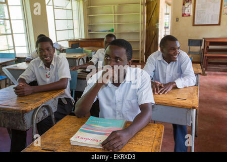 Les élèves d'une classe à l'école séminaire Nankhunda, qui fournit une éducation catholique pour les garçons de la communauté locale, sur le plateau de Zomba, Malawi. Banque D'Images