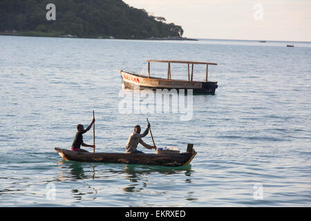 Pêcheur dans un canot creusé à Cape Maclear, sur le lac Malawi, Malawi, Afrique. Banque D'Images