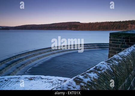 Ciel bleu au coucher du soleil sur l'hiver, la neige, l'autre étendue d'eau calme (et) & Fewston - étapes de débordement de réservoir, North Yorkshire, England, UK. Banque D'Images