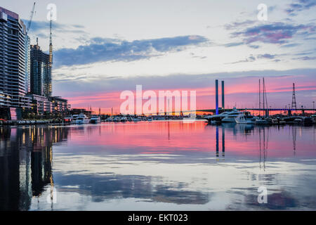 Rouge d'un coucher de soleil sur le Pont Bolte les Docklands de Melbourne Banque D'Images