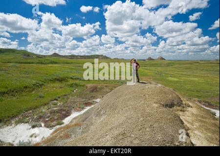 Randonnées dans les badlands de Killdeer dans l'Édifice de l'Est du parc national du Canada de la Saskatchewan ; Banque D'Images