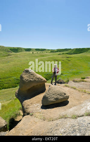 Randonnées dans les badlands de Killdeer dans l'Édifice de l'Est du parc national du Canada de la Saskatchewan ; Banque D'Images